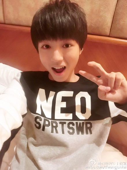 TFBOYSɹ“”¶ɰ ҳȻ˿